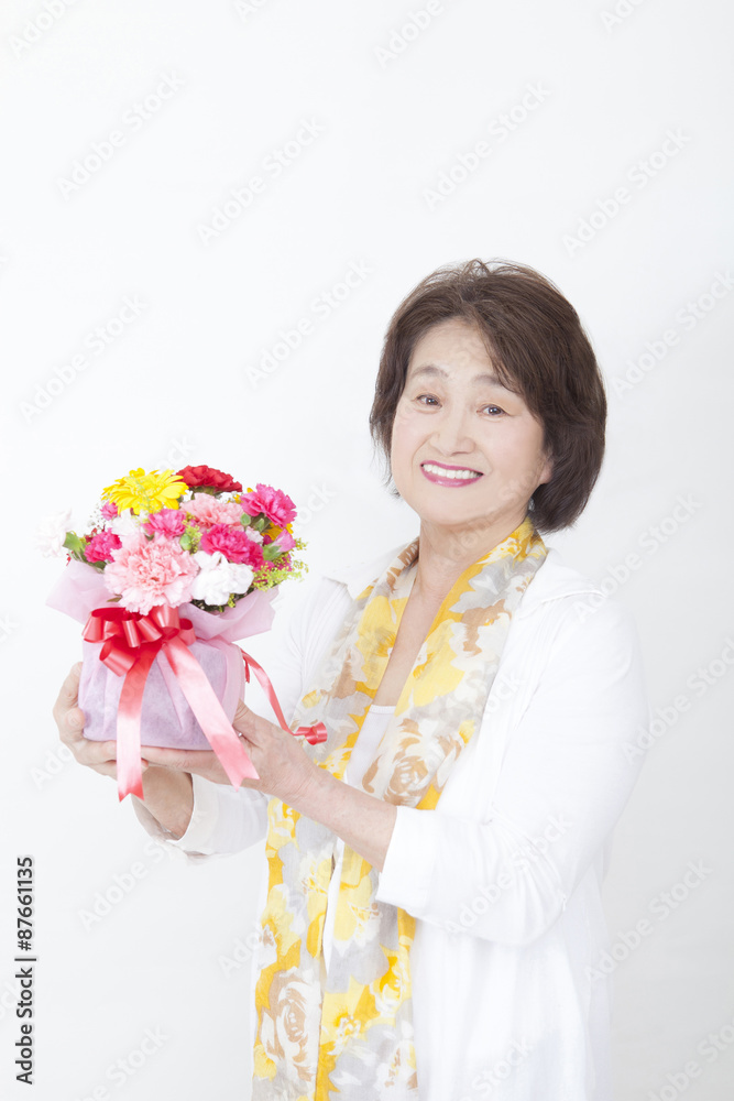 花束を持つシニア