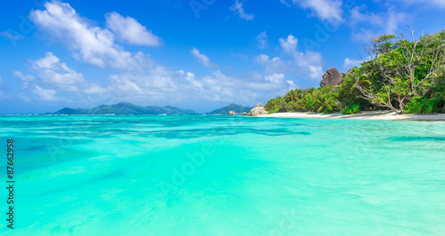 Anse Source d'Argent - Beautiful beach on tropical island La Digue in Seychelles © Simon Dannhauer