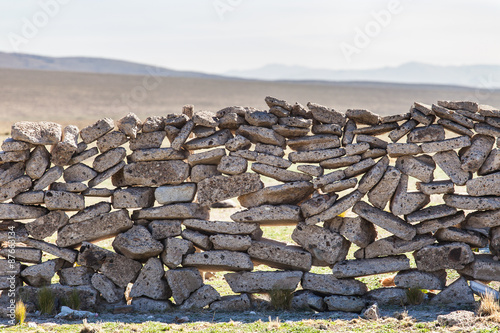 Muro di pietre su montagne andine