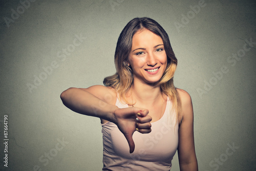 Fotografía sarcastic woman showing thumbs down happy someone made mistake failed