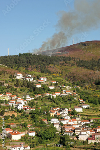 Incendie (feu de bruyères) au dessus du village de Campanho au portugal (région de Villareal - Porto). photo