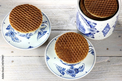 niederländische Sirupwaffeln auf Delfter Blau Tassen  photo