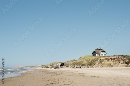 Fototapeta Naklejka Na Ścianę i Meble -  Weisses Strandhaus am Strand von Løkken