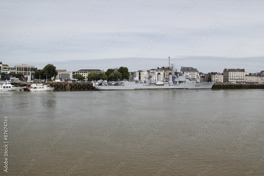 Bateau de guerre sur La Loire à Nantes