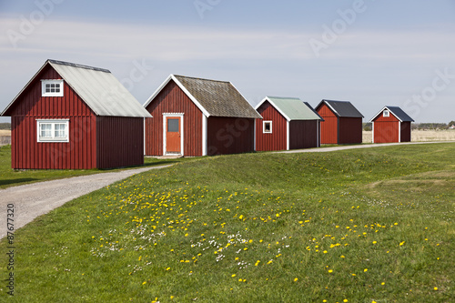 typische rote Fischerhütten am Hafen von Kapelludden, Öland, Schweden