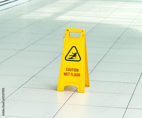 Yellow sign that alerts for wet floor.