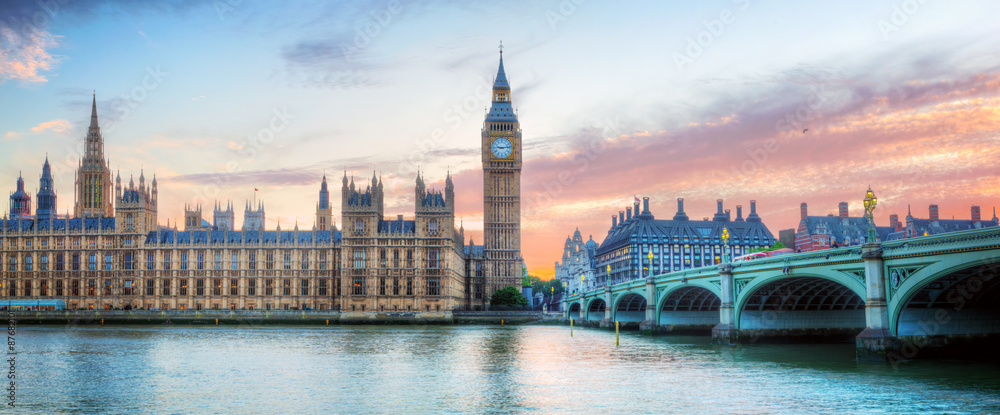 Naklejka premium Londyn, panorama Wielkiej Brytanii. Big Ben w Westminster Palace na Tamizie o zachodzie słońca