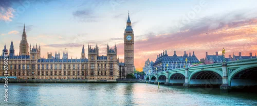Obraz Panorama Londynu, Wielkiej Brytanii. Big Ben w pałacu Westminsterskim nad Tamizą o zachodzie słońca
