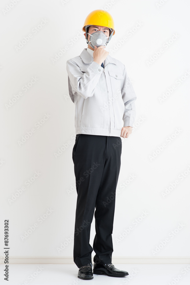 作業服の男性の全身写真,悩んでいる 作業服の男性の全身写真,悩んでいる