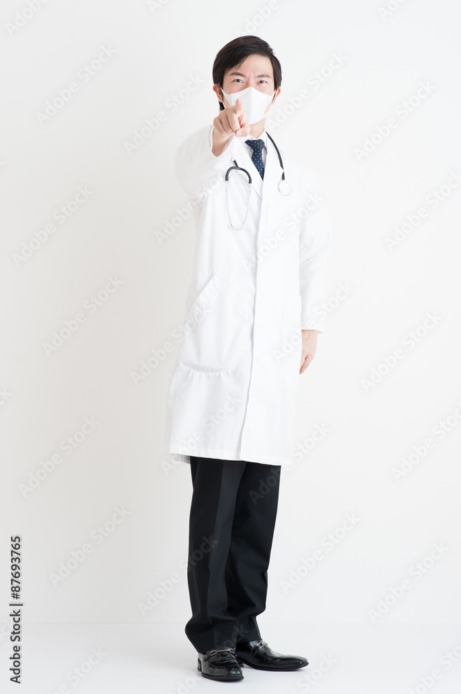 白衣の医者の全身写真,日本人男性