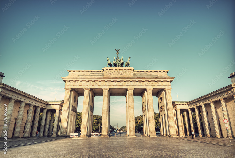Obraz premium the brandenburg gate (Brandenburger Tor), the famous landmark of berlin, germany, europe, vintage style
