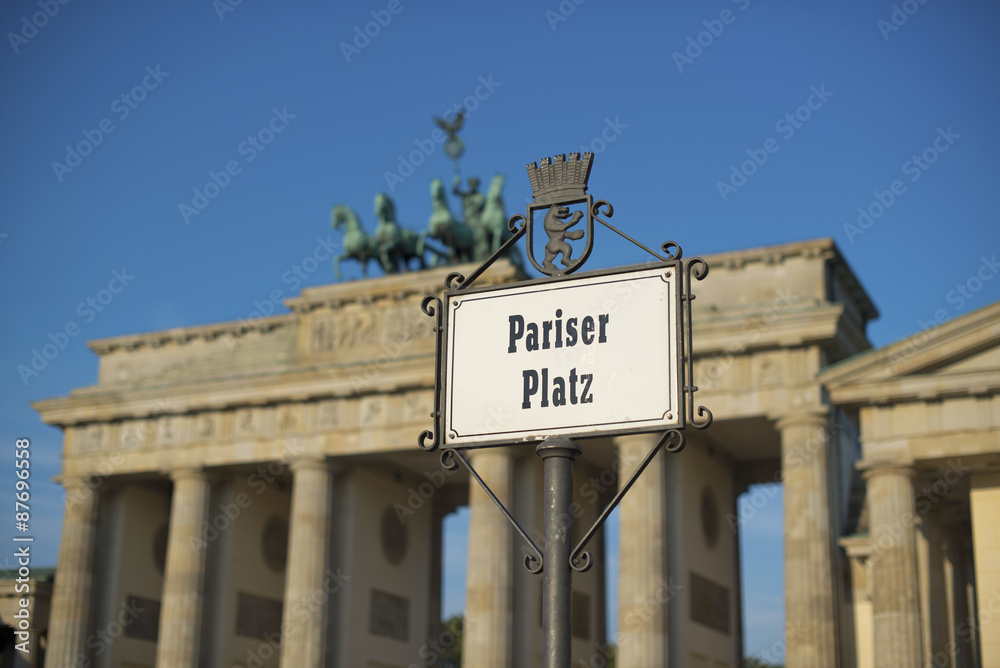 Obraz premium Pariser Platz sign and Brandeburg Gate (Brandenburger Tor), Berlin, Germany, Europe