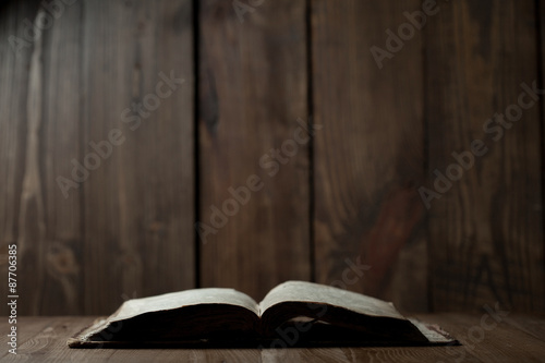 swieta-biblia-na-drewnianym-tle