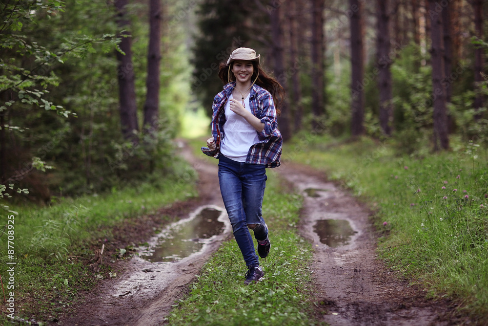 Obraz premium Young girl in the forest ranger