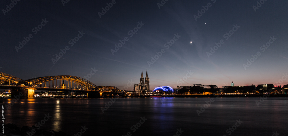 Köln mit Dom (beleuchtet) über den Rhein. Mit Deutzer Brücke und Sichelmond