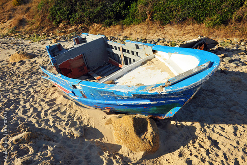 Patera destrozada en la playa, estrecho de Gibraltar, sur de Europa