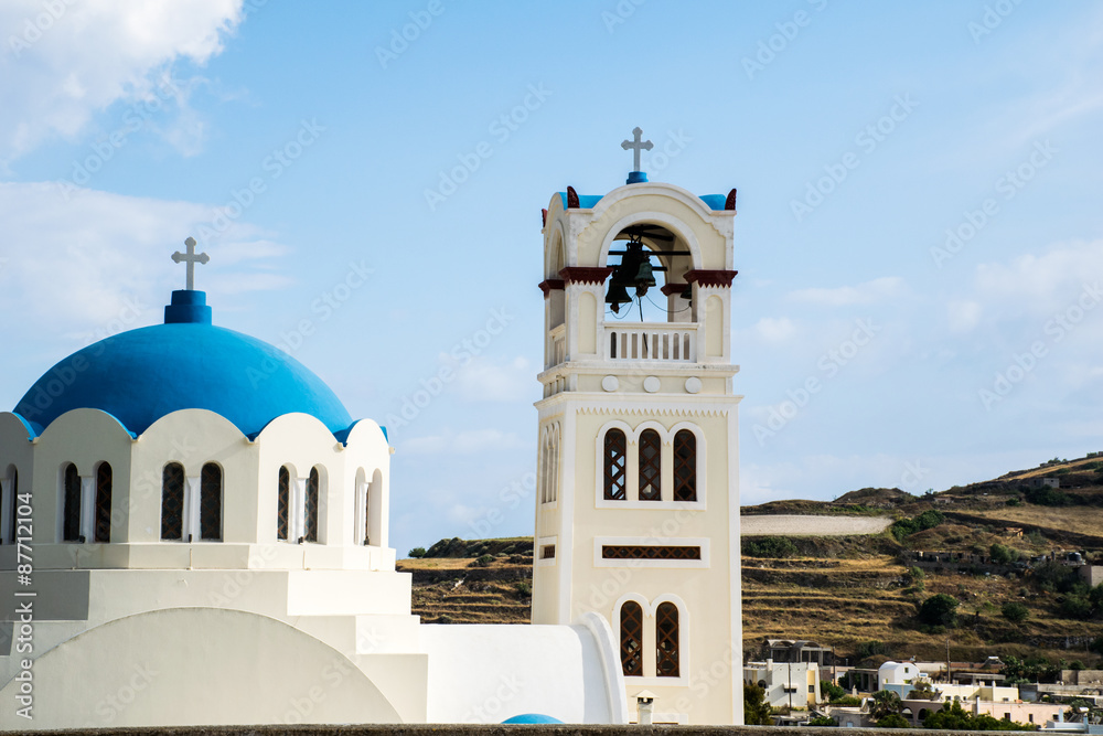  orthodoxe Kirche mit Glockenturm auf Santorin