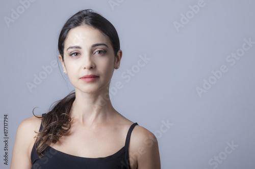 Obraz na plátně Bella ragazza con coda di cavallo e rossetto rosa