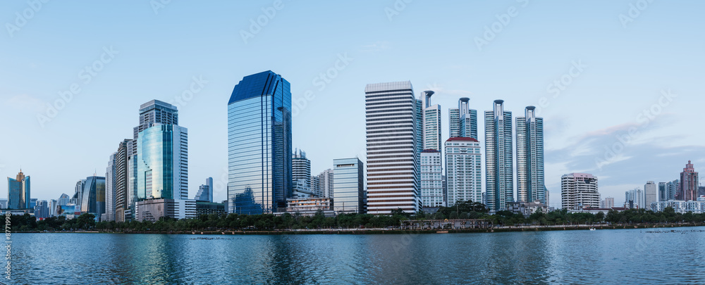 Obraz premium Panoramiczny, widok na centrum miasta Bangkok w wieczorem