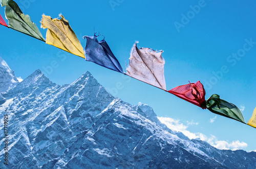 Fototapeta Buddhistické modlitební praporky v Himaláji horách, v Nepálu