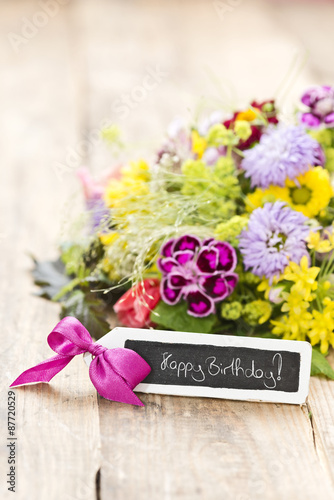 Blumenstrauss mit Schild "Happy Birthday"