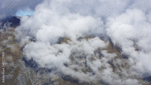 weiße wolken überwinden die gipfel der berge © in-foto-backgrounds