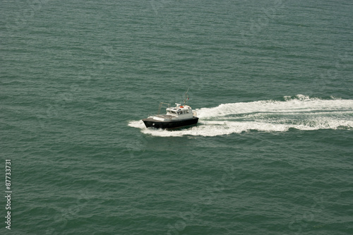 Barco patrulla en el Mar Mediterráneo © gustavomorejon