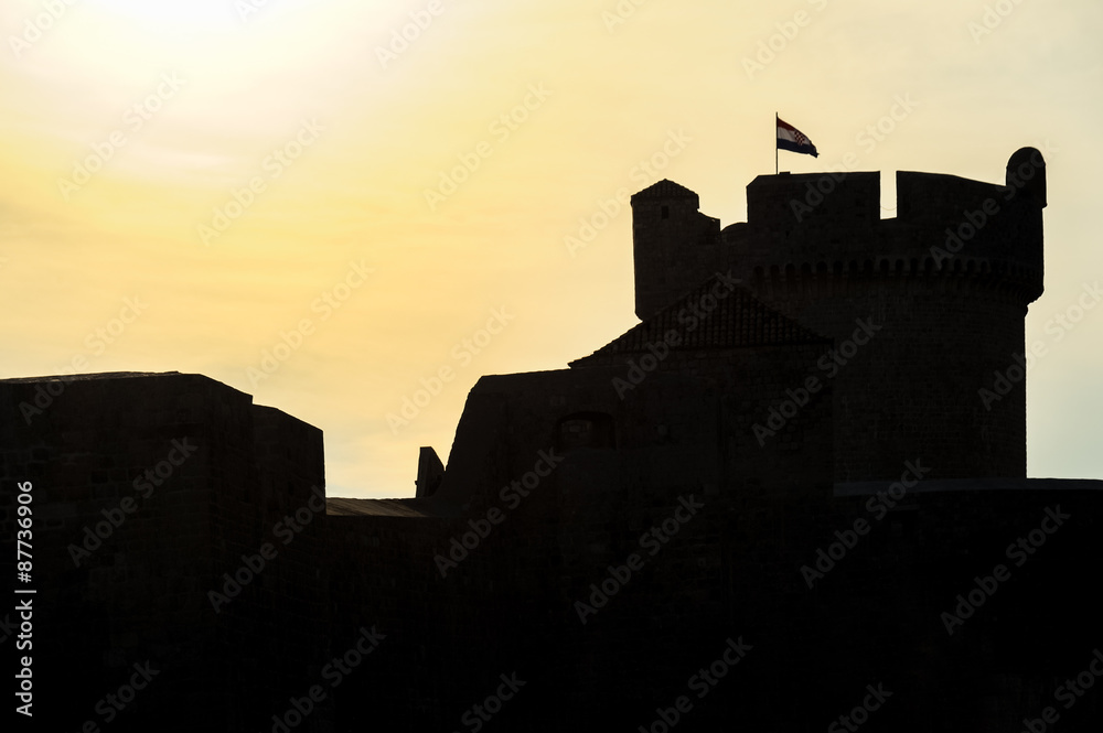 Silhouette einer Festung mit Turm im Gegenlicht Silhouette einer Festung mit Turm im Gegenlicht