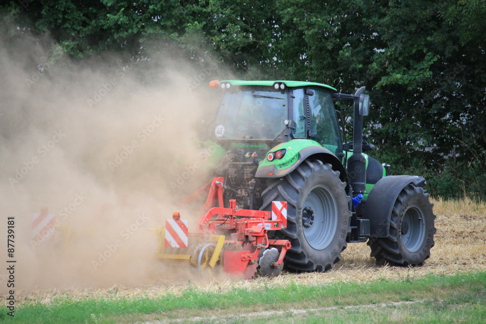 Ein Traktor am Feld in Eichstätt Ein Traktor am Feld in Eichstätt