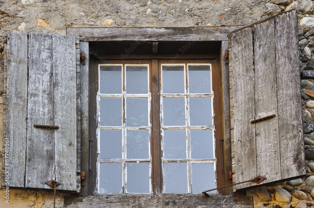 Ventana típica, Pérouges, Francia Ventana típica, Pérouges, Francia