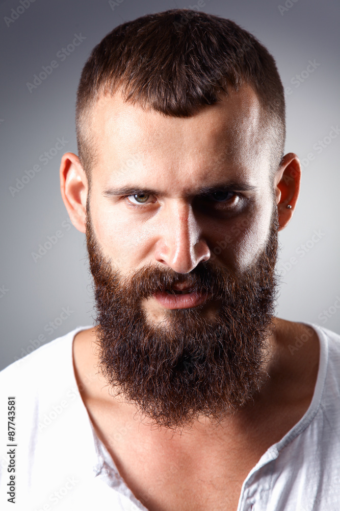 Obraz premium Portrait of handsome bearded man standing, isolated on grey