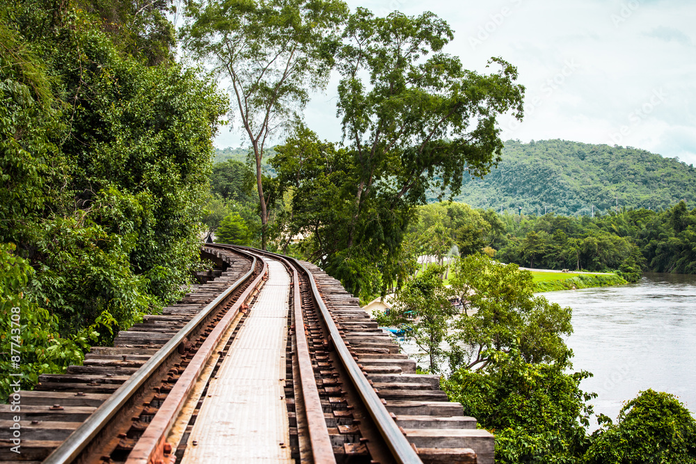 Obraz premium Railroad tracks on a dangerous path