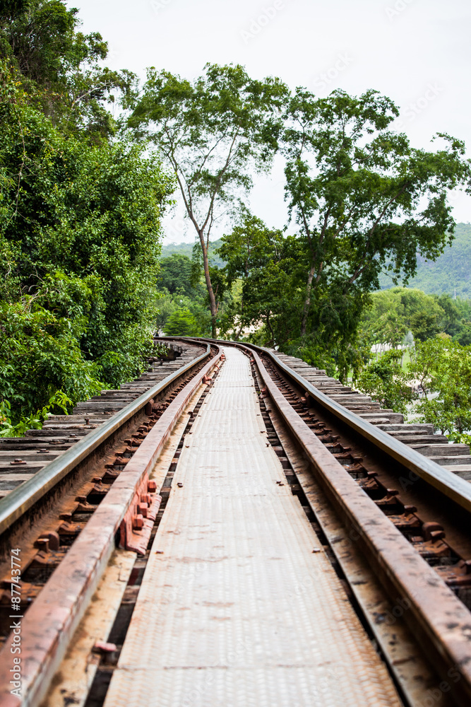 Obraz premium Railroad tracks on a dangerous path