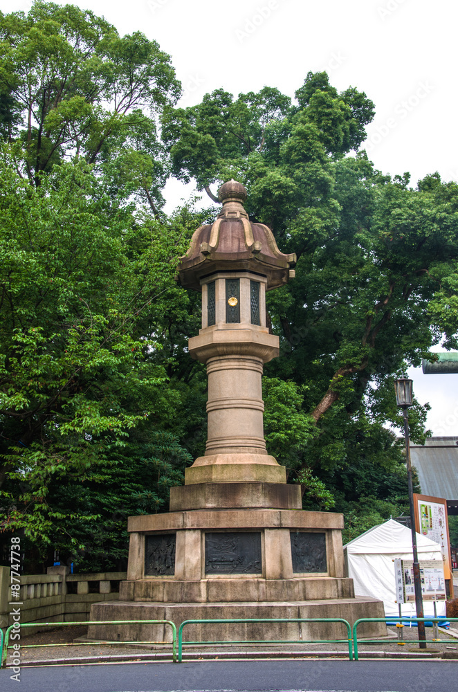 靖国神社の大石灯籠