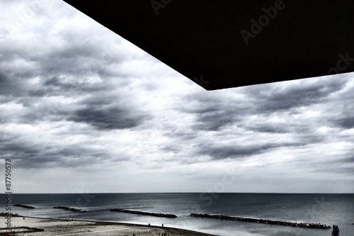 vista del mare con pezzo di tetto