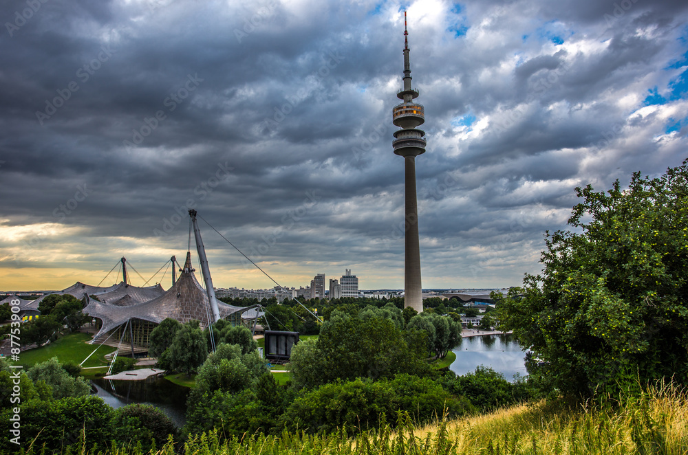 Fototapeta premium Olympiaturm in München am Abend