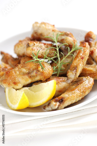 Fried chicken wings with lemon