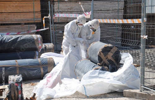 Trabajadores de amianto meten tuberías de fibrocemento dentro de sacos especiales-2 photo