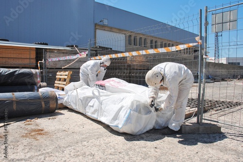 Trabajadores de amianto meten tuberías de fibrocemento dentro de sacos especiales-3