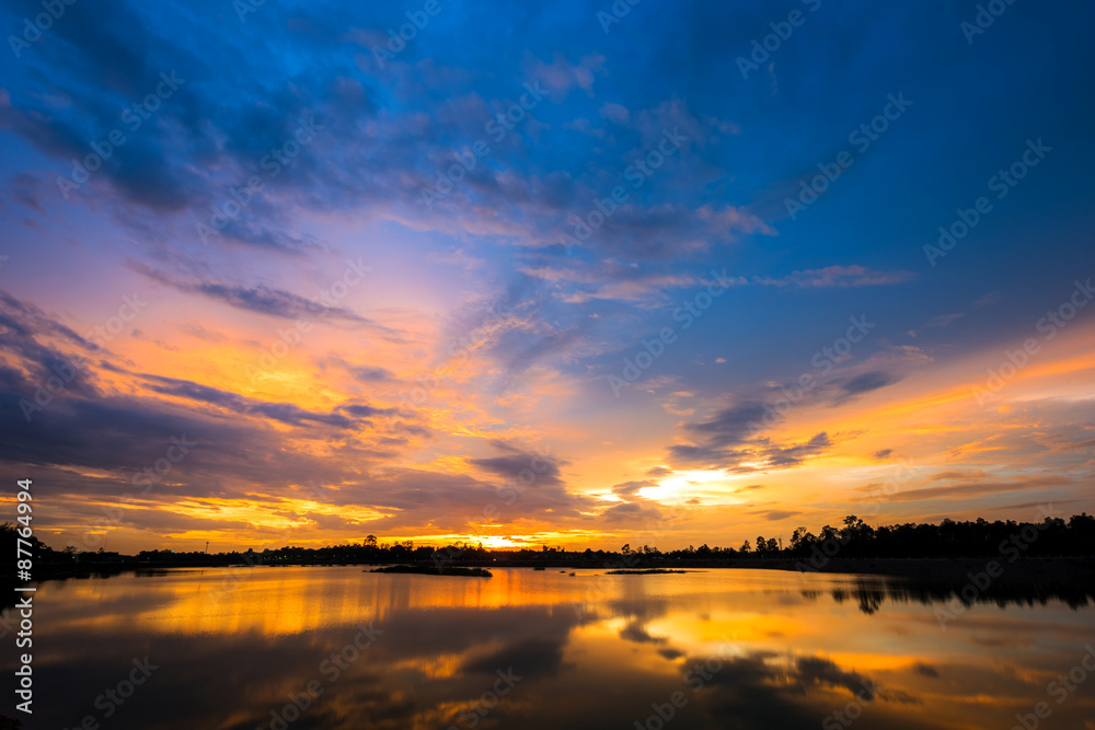 Obraz premium Sunset view at the lake