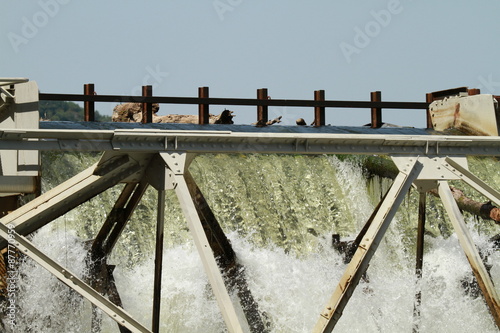 sommet d'une chute d'eau à un barrage photo