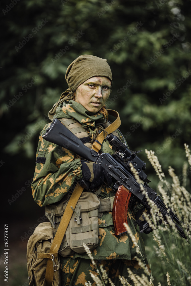 Obraz premium paratrooper airborne infantry in the forest