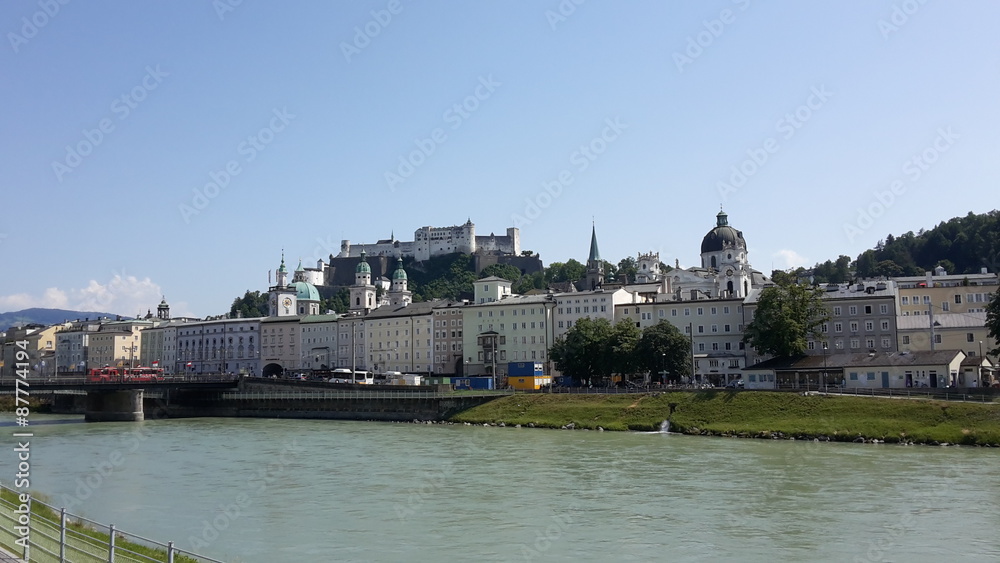Fototapeta premium Burg, Schloss auf dem berg in der Stadt