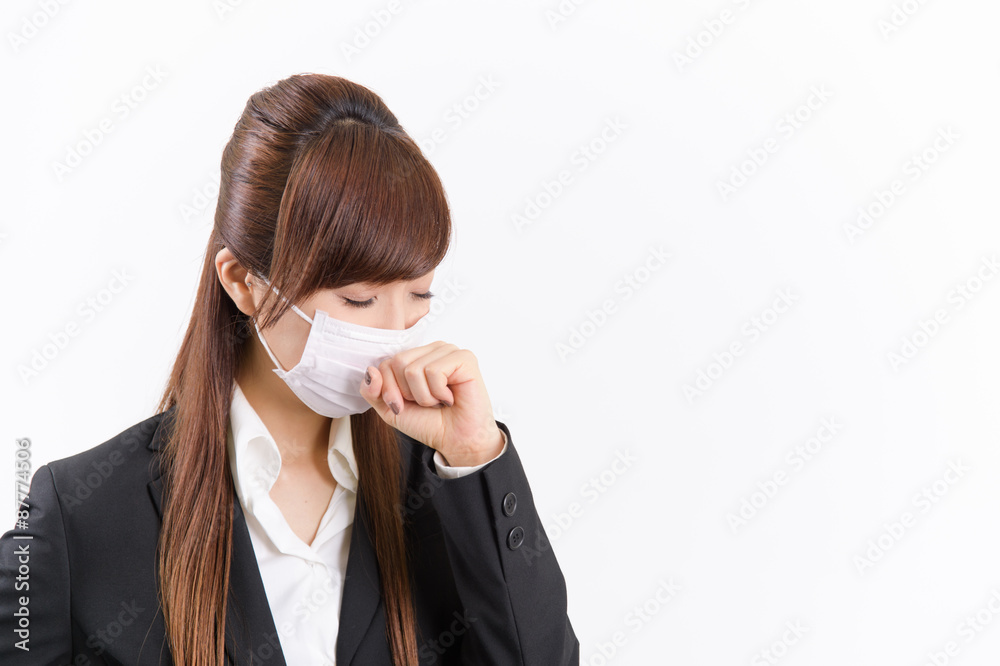 マスクをする若い日本人女性