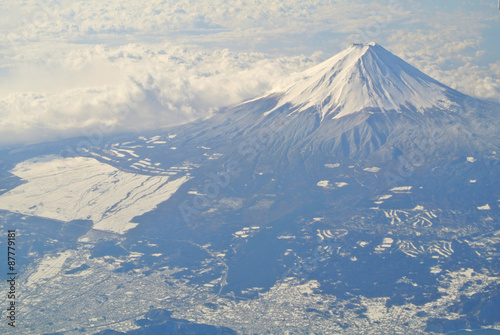 上空からみた雪化粧の富士山鳥瞰