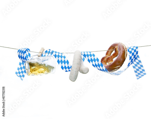 Oktoberfest, Volksfest, Bier, Breze und Weißwürste hängend, freigestellt, isoliert, auf weiß