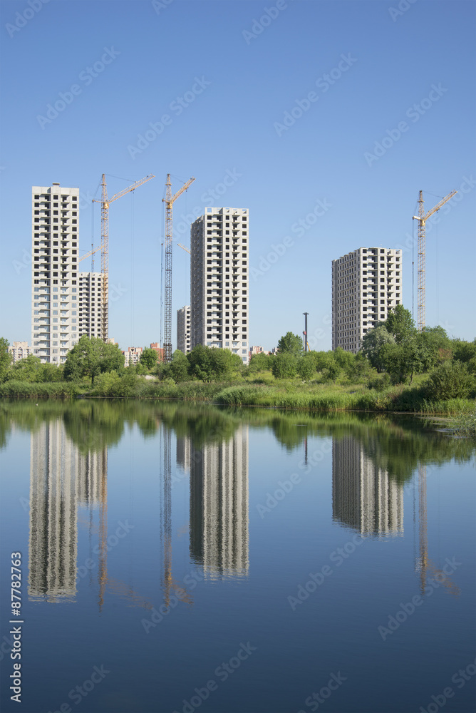 Три строящиеся высотных дома на берегу озера, Санкт-Петербург