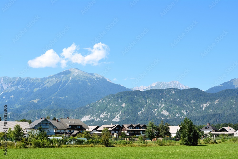 Alpenlandschaft am Rande des Ortes Lesce in Slowenien