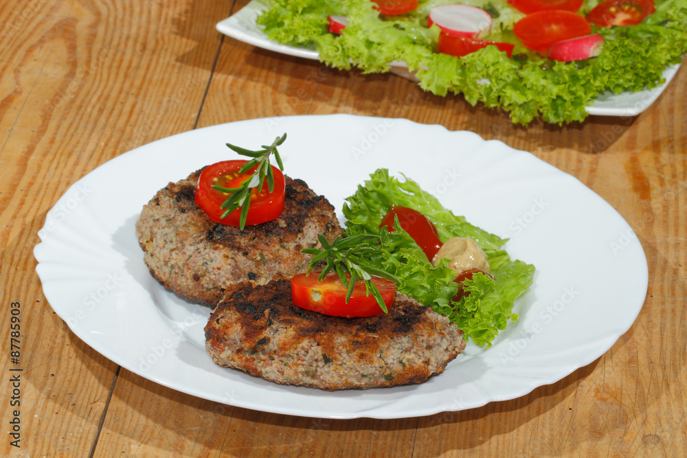 Gegrillte Hacksteaks, Würzsaucen, Teller Gegrillte Hacksteaks, Würzsaucen, Teller