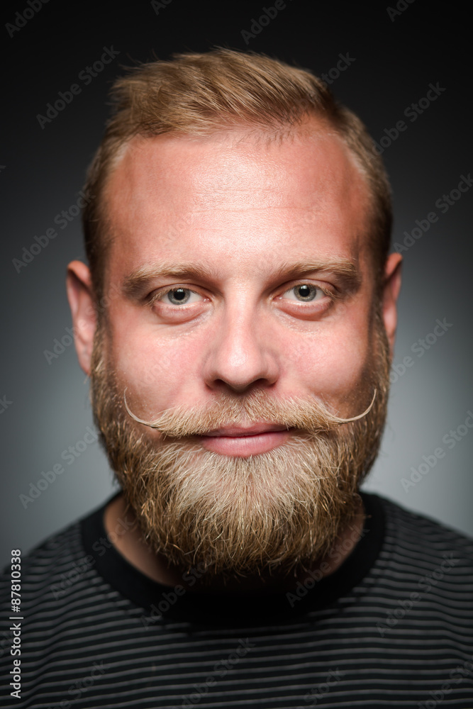 Obraz premium Smiling bearded man